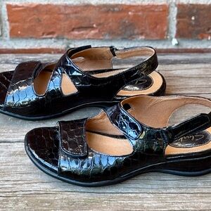 Clarks Artisan Comfort Black Adjustable Strap Patent Leather Sandals 7N